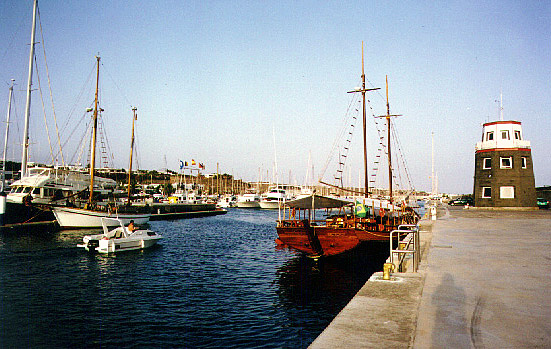 27Porto Calero.jpg - Seguimos ento para Gibraltar, mas novamente ficamos sem o cabo do leme e fizemos uma escala em Porto Calero, Lanzarotte, ainda nas Ilhas Canrias